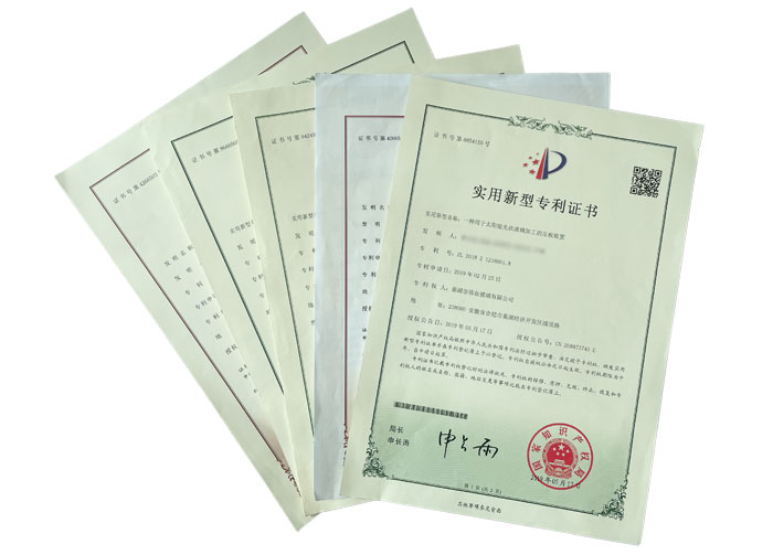 一種用于太陽(yáng)能光伏玻璃加工的壓板裝置